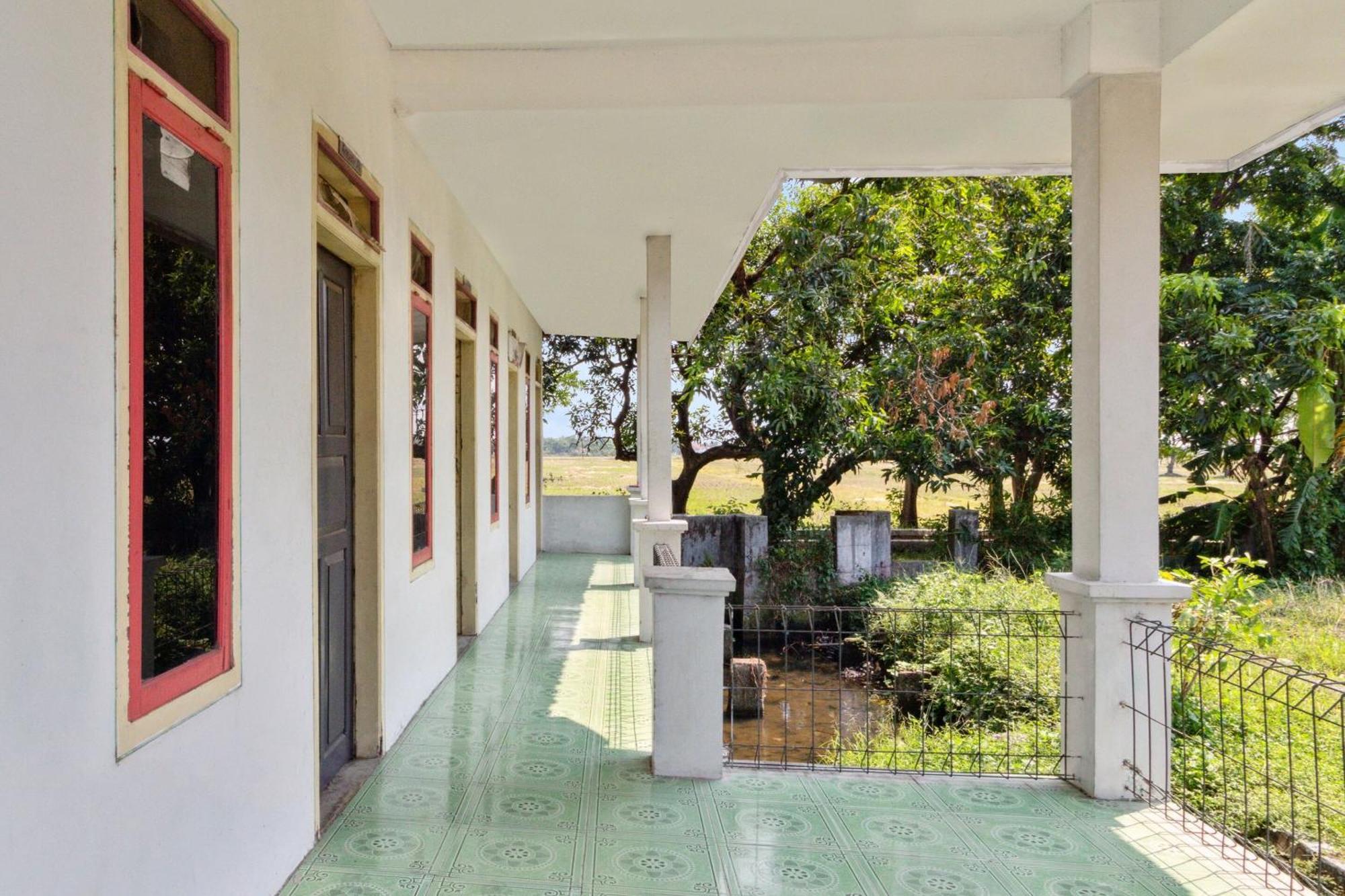 Spot On 92832 Al Mahira Syariah Hotel Majalengka Exterior foto