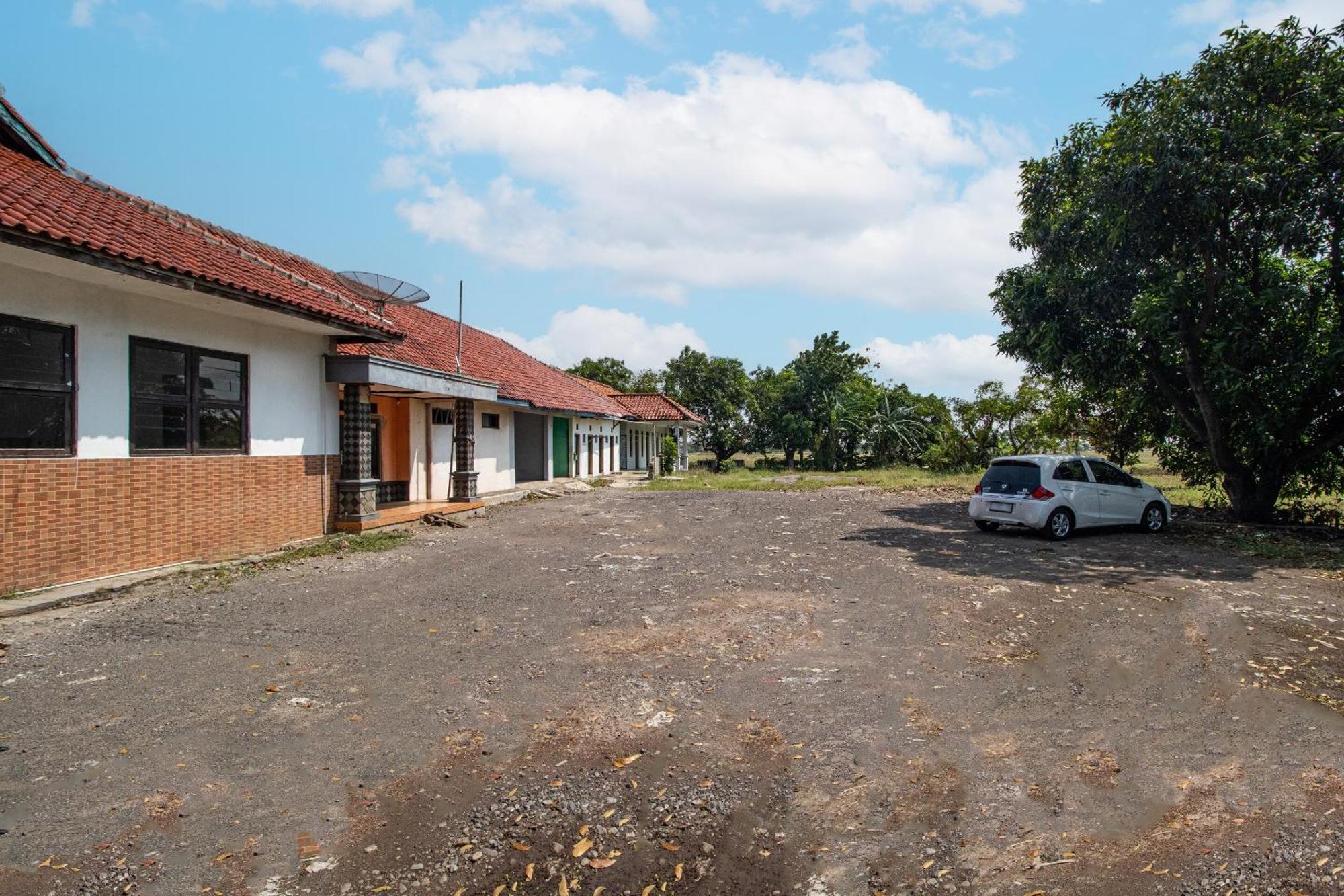 Spot On 92832 Al Mahira Syariah Hotel Majalengka Exterior foto